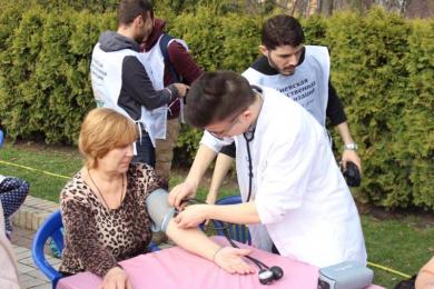 Студенты-мусульмане призывают прохожих задуматься о своем здоровье Студенты-мусульмане призывают прохожих задуматься о своем здоровье