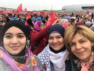 إسلاموفا (وسط) مع بوهوموليتس (يمين) خلال إحدى فعاليات الحملة الدولية