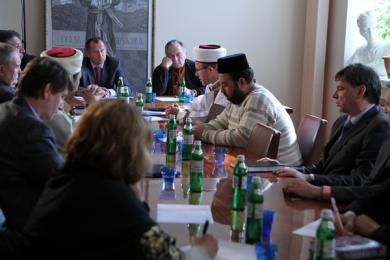 Під час заходу обговорили важливість взаємної довіри і взаємодії у ситуації, що склалася в країні «Не можна рухатися вперед, якщо голова постійно спрямована назад і більше нікуди не повертається»