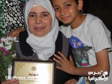 أم مهند مع أصغر أبنائها بعد استلام شهادتها من المركز الإسلامي مع "الرائد" في بداية رمضان.. نازحة سورية تحفظ القرآن في أوكرانيا