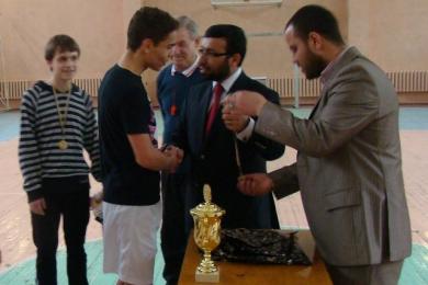 الشيخ د. عماد أبو الرُب يسلم الفريق الفائز جوائز البطولة جمعية المسار تقيم بطولة بكرة القدم بين فرق مدارس الأطفال ذوي الاحتياجات الخاصة