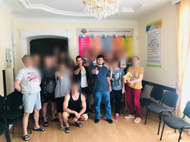 Ознайомчі зустрічі з представниками різних релігій — частина реабілітаційної програми, тому імам регулярно відвідує запорізьку філію МАА. Поновлення лекцій для учасників реабілітаційної програми в Запоріжжі